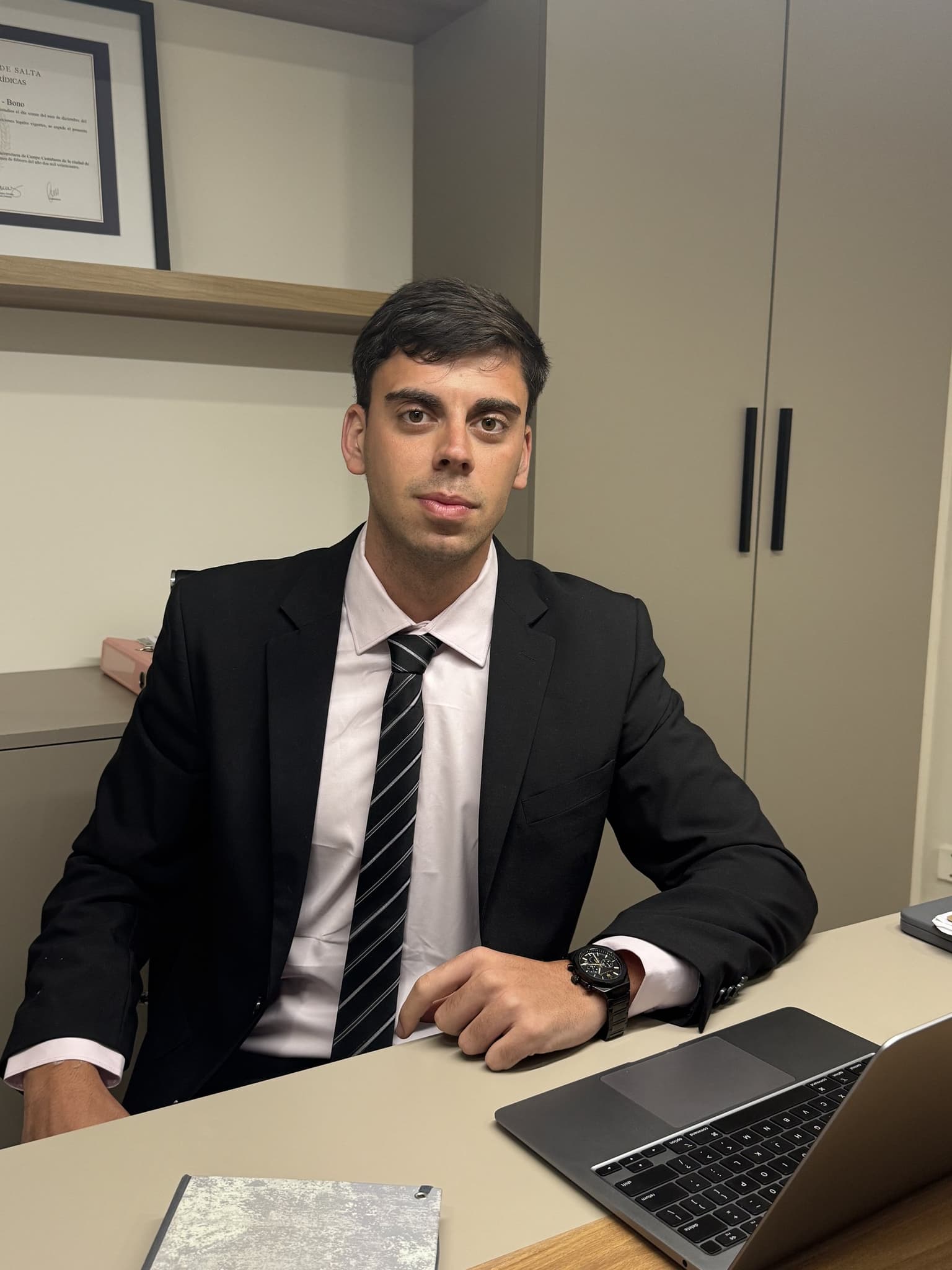 Dr. Valentín Simoni, abogado de Lerda Simoni & Asociados, en su escritorio